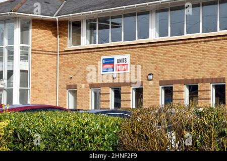 Treforest, Galles - Febbraio 2022: Segno fuori di un edificio ufficio pubblicità spazio ufficio in affitto. Lavorare da casa ha avuto un impatto significativo Foto Stock