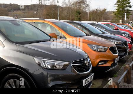 Treforest, Galles - Febbraio 2022: Fila di auto di seconda mano in vendita al di fuori di una concessionaria Vauxhall Foto Stock