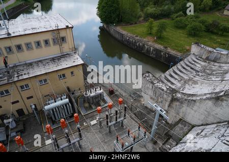 Centrale idroelettrica situata su un fiume. Vista ad angolo alto. Foto Stock