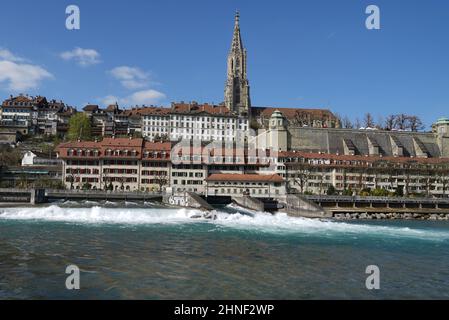 Architettura storica e mura cittadine a Berna, in Svizzera, lungo la riva del fiume Aare. Foto Stock