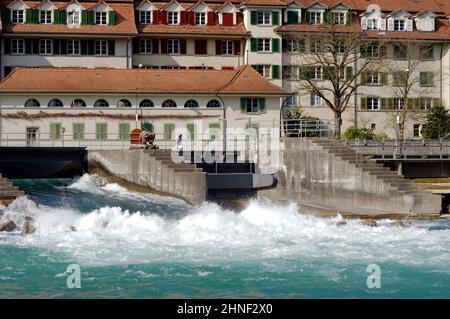 Cancelli di alluvione o chiuse sul fiume Aare a Berna, Svizzera. Foto Stock