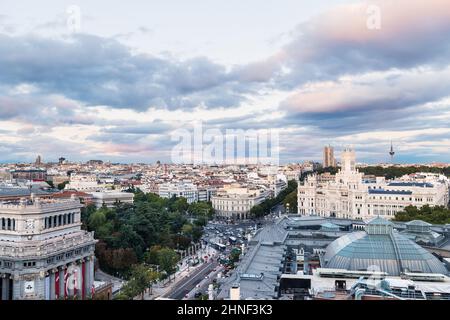 MADRID - 5 OTTOBRE 2021: Vista aerea dello skyline di Madrid al crepuscolo, con il municipio in Plaza le Cibeles e altri punti di riferimento da riconoscere nel b Foto Stock