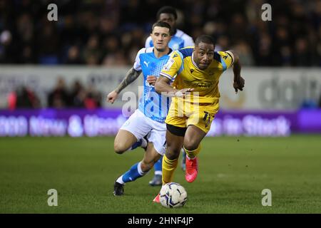 PETERBOROUGH, REGNO UNITO. FEB 16TH. Yakou Meite di Reading corre con la palla durante la partita Sky Bet Championship tra Peterborough United e Reading al Weston Homes Stadium di Peterborough, mercoledì 16th febbraio 2022. (Credit: James Holyoak | MI News) Credit: MI News & Sport /Alamy Live News Foto Stock