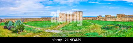 Vista dall'alto sulla Cittadella medievale e il suo cortile verde della Fortezza Akkerman dal suo bastione, Bilhorod-Dnistrovskyi, Ucraina Foto Stock