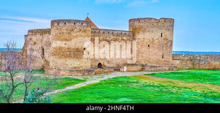 Panorama delle rovine della fortezza medievale di Akkerman, la sua corte, Cittadella, bastione, Bilhorod-Dnistrovskyi, Ucraina Foto Stock