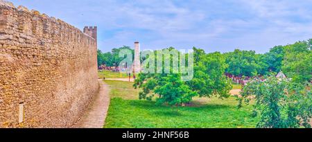 BILHOROD, UCRAINA - 19 GIUGNO 2021: I bastioni conservati, Cittadella e la corte della fortezza Akkerman pietra medievale, il 19 giugno a Bilhorod Foto Stock