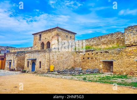 La vista interna sul cancello d'ingresso principale con altre estensioni del complesso della Fortezza di Akkerman, Bilhorod-Dnistrovskyi, Ucraina Foto Stock