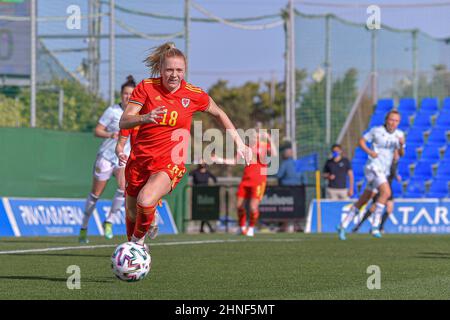 San Pedro del Pinatar, Spagna. 16th Feb 2022. Pinatar Arena Ceri Holland (18) del Galles, durante una partita di calcio femminile amichevole delle squadre nazionali del Galles e della Scozia, nelle quarti di finale della Pinatar Cup a San Pedro del Pinatar, Spagna, mercoledì 16 febbraio 2022. La Pinatar Cup è un torneo amichevole in preparazione della UEFA Women's EURO 2022 nel mese di luglio. Foto SPORTPIX | STIJN AUDOOREN CALCIO DONNE SPAGNA FIAMME ROSSE PINATAR CUP Stijn Audooren credito: SPP Sport Press Foto. /Alamy Live News Foto Stock