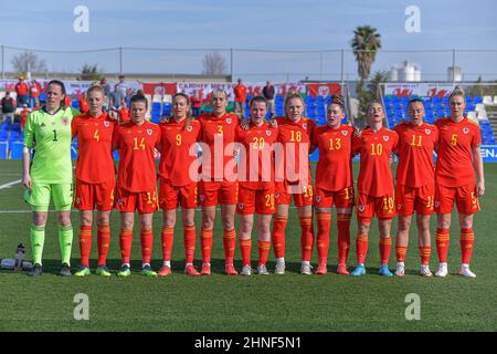 Pinatar Arena team Galles ( portiere Laura OSullivan(1) del Galles, Sophie ingle (4) del Galles, Hayley Ladd (14) del Galles, Kayleigh Green (9) del Galles, Gemma Evans (3) del Galles, Carrie Jones (20) del Galles, Ceri Holland (18) del Galles, =18=, Rachel Rowe (13) del Galles, Jessica Fishlock (10) del Galles, Natasha Harding (11) del Galles, Rhiannon Roberts (5) del Galles ) raffigurato prima di una partita di calcio femminile amichevole delle squadre nazionali del Galles e della Scozia nelle finali quarti della Pinatar Cup a San Pedro del Pinatar, Spagna, mercoledì 16 febbraio 2022. La Pinatar Cup è una tourna amichevole Foto Stock