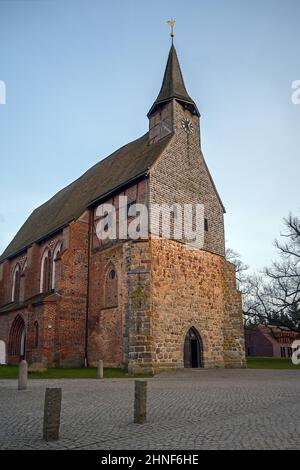 Chiesa storica di Zarrentin am Schaalsee costruita con pietre da campo, mattoni rossi e scandole in legno, Germania settentrionale, spazio copia, fuoco selceted Foto Stock