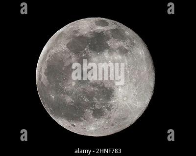 Sheerness, Kent, Regno Unito. 16th Feb 2022. UK Weather: La luna piena neve vista attraverso le lacune nella copertura nuvola sopra Sheerness, Kent questa sera. Credit: James Bell/Alamy Live News Foto Stock