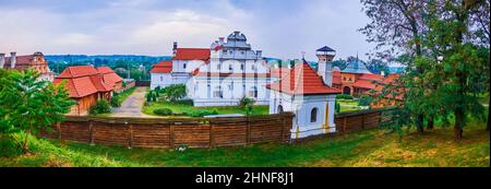 Panorama della residenza di Bohdan Khmelnytsky, ricostruita a Chyhyryn con le tradizionali case barocche ucraine, bastioni e torri di legno, Ucraina Foto Stock