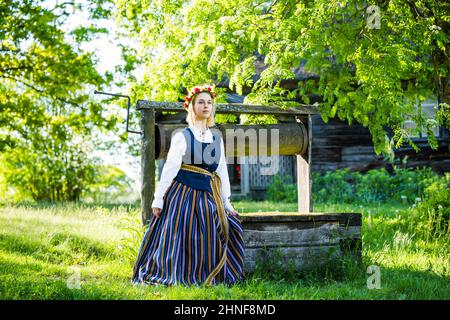 Donna lettone in abiti tradizionali. Ligo folk. Foto Stock