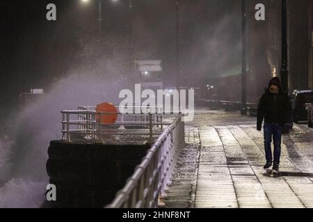 Aberystwyth, Ceredigion, Galles, Regno Unito. 16th Febbraio 2022 UK Meteo: Una notte ventosa ad Aberystwyth, come la tempesta Dudley si combina con un'alta marea, portando mari ruvidi che si schiantano contro la passeggiata. © Ian Jones/Alamy Live News Foto Stock