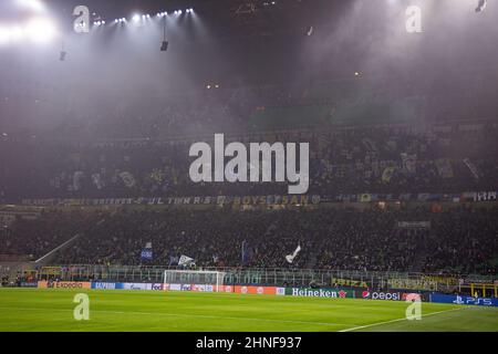 Milano, Italia - febbraio 16 2022 - Campionato campioni FC Inter- Liverpool - bandiere tifosi internazionali fc Foto Stock