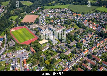 Vista aerea, centro scolastico con scuola secondaria Marie-Curie e scuola secondaria Humboldt e campo sportivo a Borgholz a Bönen, zona della Ruhr, RHI Nord Foto Stock