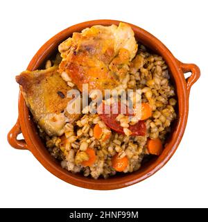 Cosce di pollo con porridge di orzo in pentola di argilla Foto Stock