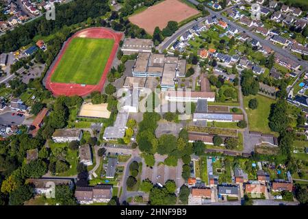 Vista aerea, centro scolastico con scuola secondaria Marie-Curie e scuola secondaria Humboldt e campo sportivo a Borgholz a Bönen, zona della Ruhr, RHI Nord Foto Stock