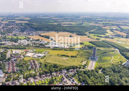 Vista aerea, Goethe Schule Bönen e Bad und Sauna Bönen e Bürgerstiftung Förderturm Bönen sulla base dell'ex albero di collisione Königsborn 3/ Foto Stock