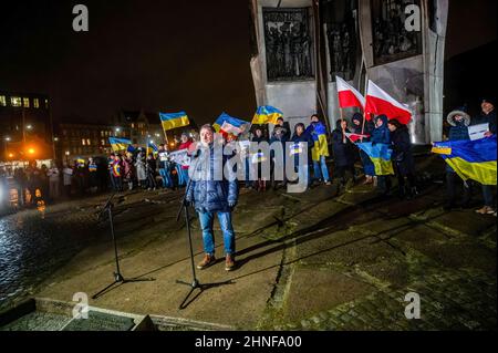 Danzica, Polonia. 16th Feb 2022. Un manifestante ha visto parlare alla folla durante la manifestazione alla Piazza della solidarietà. La comunità ucraino-polacca di Danzica si è riunita in Piazza della solidarietà per l'integrità territoriale e la sovranità dell'Ucraina di fronte alla minaccia di un'espansione dell'aggressione da parte della Federazione russa. (Foto di Mateusz Slodkowski/SOPA Images/Sipa USA) Credit: Sipa USA/Alamy Live News Foto Stock