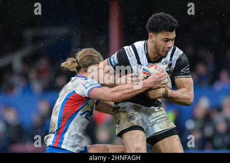 Wakefield, Inghilterra - 13 Febbraio 2022 - Darnell McIntosh (5) di Hull FC affrontato da Jacob Miller di Wakefield Trinity durante la Rugby League Betfred Super League Round 1 Wakefield Trinity vs Hull FC al Be Well Support Stadium, Wakefield, Regno Unito Dean Williams Foto Stock