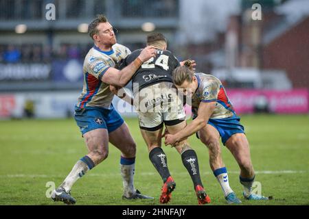 Wakefield, Inghilterra - 13 Febbraio 2022 - Matty Ashurst di Wakefield Trinity e Jacob Miller affrontano Cameron Scott (24) di Hull FC durante il Rugby League Betfred Super League Round 1 Wakefield Trinity vs Hull FC al Be Well Support Stadium, Wakefield, Regno Unito Dean Williams Foto Stock