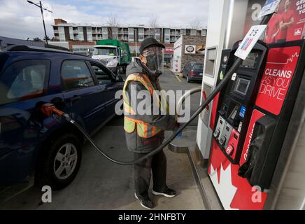 Vancouver, Canada. 16th Feb 2022. Un lavoratore alimenta un veicolo in una stazione di servizio a Vancouver, British Columbia, Canada, il 16 febbraio 2022. Il tasso di inflazione del Canada ha superato il 5% per la prima volta da settembre 1991, aumentando il 5,1% su base anno-su-anno e su da un guadagno del 4,8% in dicembre 2021, Statistics Canada ha detto Mercoledì. Credit: Liang Sen/Xinhua/Alamy Live News Foto Stock