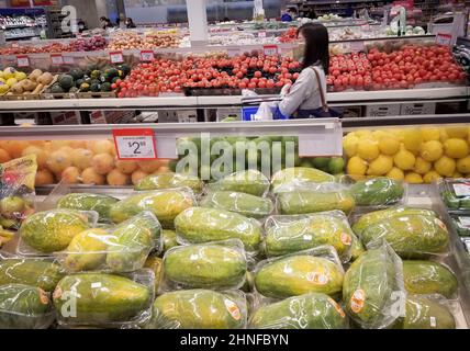 Vancouver, Canada. 16th Feb 2022. Un negozio di clienti in un supermercato a Vancouver, British Columbia, Canada, il 16 febbraio 2022. Il tasso di inflazione del Canada ha superato il 5% per la prima volta da settembre 1991, aumentando il 5,1% su base anno-su-anno e su da un guadagno del 4,8% in dicembre 2021, Statistics Canada ha detto Mercoledì. Credit: Liang Sen/Xinhua/Alamy Live News Foto Stock