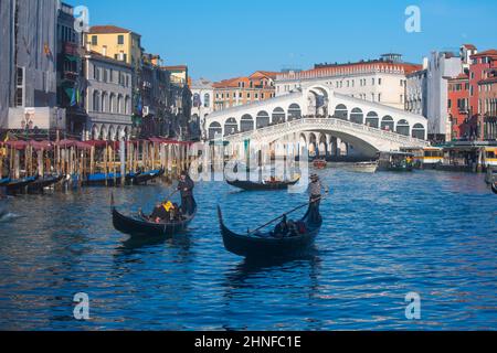 Gondole e il Ponte di Rialto sul Canal Grande, Venezia Foto Stock