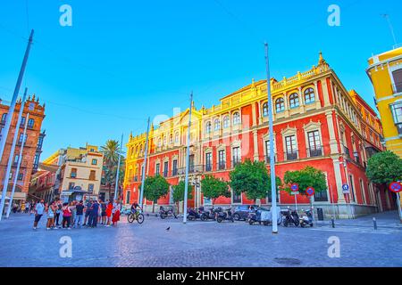 SIVIGLIA, SPAGNA - 29 SETTEMBRE 2019: La piazza panoramica di San Francisco con case storiche, palazzi, zona pedonale, illuminata con gli ultimi raggi del Foto Stock