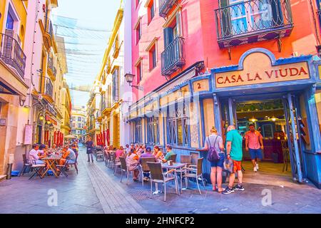 SIVIGLIA, SPAGNA - 29 SETTEMBRE 2019: I ristoranti all'aperto lungo i colorati edifici d'epoca di Calle Albareda, a settembre a Siviglia Foto Stock