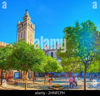 SIVIGLIA, SPAGNA - 29 SETTEMBRE 2019: Panorama con la Torre Giralda e la corte degli aranci della Cattedrale di Siviglia, a settembre a Siviglia Foto Stock