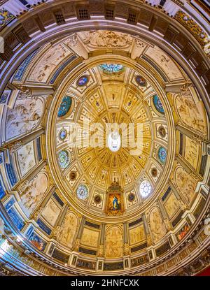 SIVIGLIA, SPAGNA - 29 SETTEMBRE 2019: La straordinaria cupola riccamente decorata della Casa capitolare (Sala Capitolare) della Cattedrale di Siviglia, il 29 settembre in Foto Stock