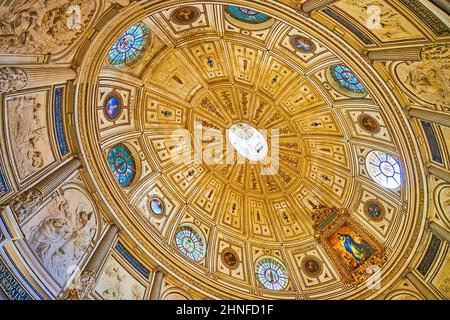 SIVIGLIA, SPAGNA - 29 SETTEMBRE 2019: La cupola della Casa capitolare (Sala Capitolare) della Cattedrale di Siviglia è decorata con motivi di bronzo, rilievi, scultura Foto Stock