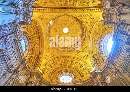 SIVIGLIA, SPAGNA - 29 SETTEMBRE 2019: La straordinaria cupola scolpita della Grande Sagrestia della Cattedrale di Siviglia con intricati ornamenti e sculture, su se Foto Stock