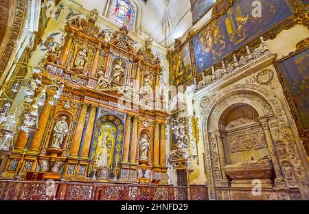 SIVIGLIA, SPAGNA - 29 SETTEMBRE 2019: La splendida pala d'altare in pietra di Capilla de la Antigua con l'icona di Virgen de la Antigua nella Cattedrale di Siviglia, ON Foto Stock