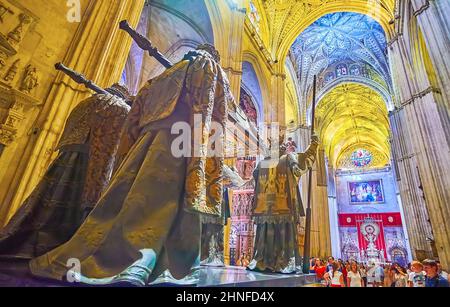 SIVIGLIA, SPAGNA - 29 SETTEMBRE 2019: La tomba di Cristoforo Colombo è decorata con una grande composizione scultorea, raffigurante figure allegoriche di K. Foto Stock