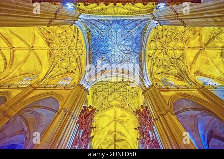 SIVIGLIA, SPAGNA - 29 SETTEMBRE 2019: I modelli geometrici di rilievo sul soffitto a volta a costine scolpito della sala di preghiera della Cattedrale di Siviglia, il prossimo settembre Foto Stock