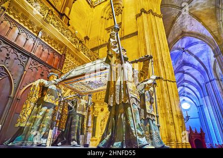 SIVIGLIA, SPAGNA - 29 SETTEMBRE 2019: La Tomba Cristoforo Colombo, in cui si trova la Cattedrale di Siviglia, è sepolta da quattro figure allegoriche di regni spagnoli Foto Stock