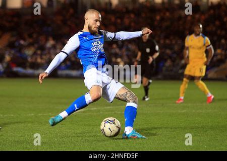 Peterborough, Regno Unito. 16th Feb 2022. Joe Ward del Peterborough Unito prende un colpo al gol. EFL Skybet Championship Match, Peterborough Utd v Reading al Weston Homes Stadium di Peterborough, mercoledì 16th febbraio 2022. Questa immagine può essere utilizzata solo a scopo editoriale. Solo per uso editoriale, licenza richiesta per uso commerciale. Nessun uso in scommesse, giochi o un singolo club/campionato/player pubblicazioni. pic di Steffan Bowen/Andrew Orchard sport fotografia/Alamy Live news credito: Andrew Orchard sport fotografia/Alamy Live News Foto Stock