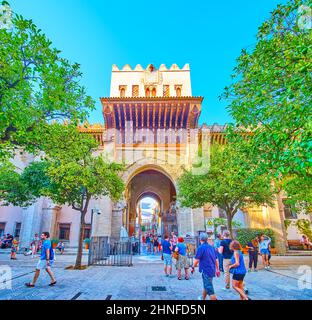 SIVIGLIA, SPAGNA - 29 SETTEMBRE 2019: Porta storica del perdono (Puerta del Perdon), decorata con il passo ad arco a ferro di cavallo serve l'uscita da Sevil Foto Stock