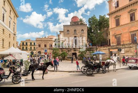 Palermo, Sicilia, Italia - 17 ottobre 2017: Turisti in visita a Piazza Bellini con la chiesa di San Cataldo nel centro di Palermo. Foto Stock