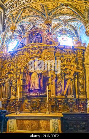 SIVIGLIA, SPAGNA - 29 SETTEMBRE 2019: Pala d'altare in oro intagliato di Capilla de San Isidoro della Cattedrale di Siviglia, decorata con sculture del sai Foto Stock