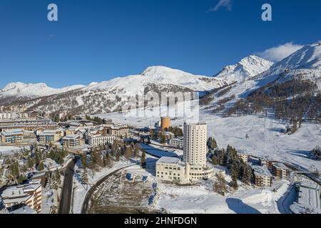 Veduta aerea del villaggio di Sestriere dall'alto, famosa stazione sciistica nelle Alpi occidentali italiane, Piemonte, Italia. Sestriere, Italia - Febbraio, 2022 Foto Stock