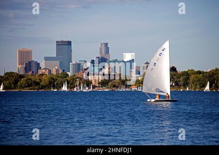 I marinai si godono la giornata sul lago BDE Maka Ska (era il lago Calhoun) Minneapolis skyline in background. Fotografato nel 2020. Minneapolis Minnesota, Stati Uniti Foto Stock