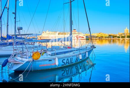 MALAGA, SPAGNA - 29 SETTEMBRE 2019: La passeggiata del molo di Muelle uno apre la vista sulla linea di barche ormeggiate e il moderno nave da crociera, visto nel backgrou Foto Stock