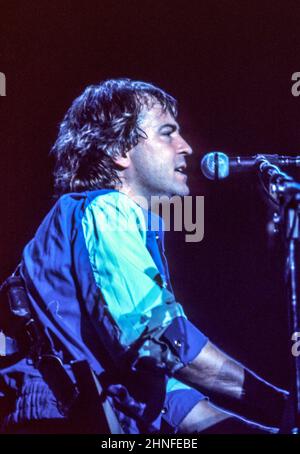 Il chitarrista Mick Jones della band anglo-americana Foreigner ha suonato alla Wembley Arena di Londra nel 1982. Foto Stock