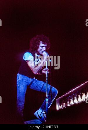 Il cantante Lou Gramm ha suonato con la band anglo-americana Foreigner alla Wembley Arena di Londra nel 1982. Foto Stock