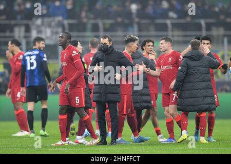 Milano, Italia. 16th Feb 2022. I giocatori del Liverpool FC al termine del Campionato UEFA Champions League Round di sedici partite tra FC Internazionale e Liverpool FC allo Stadio San Siro, Milano, Italia, il 16 febbraio 2022. Credit: Giuseppe Maffia/Alamy Live News Foto Stock