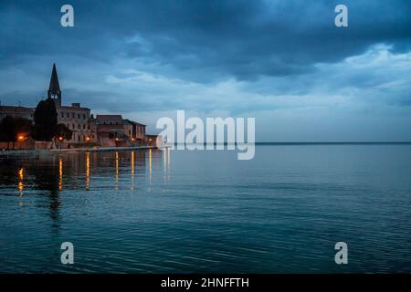 Vista su un centro storico della città di Porec e il mare la sera dopo un tramonto, Croazia, Europa. Foto Stock